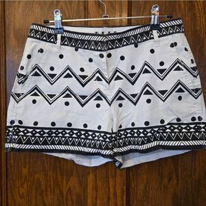 Elle Black and White Geometric Women Shorts Size 4